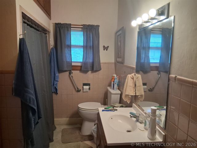 1202 W Broadway Street, Henryetta, OK 74437
