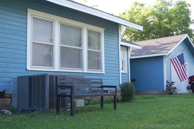 1202 W Broadway Street, Henryetta, OK 74437