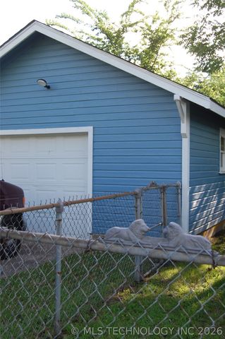1202 W Broadway Street, Henryetta, OK 74437