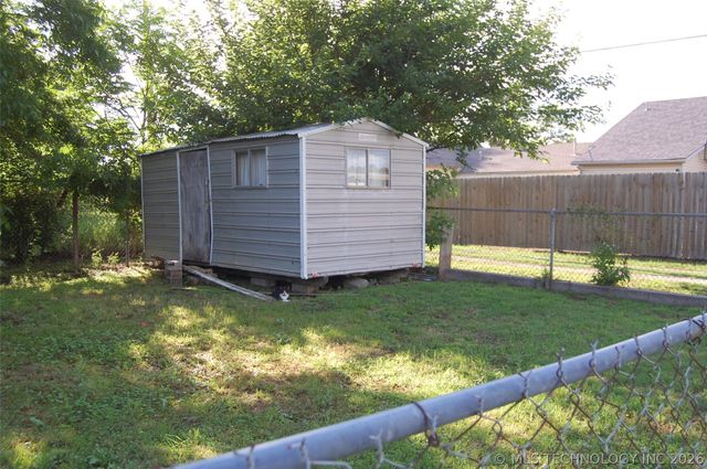 1202 W Broadway Street, Henryetta, OK 74437