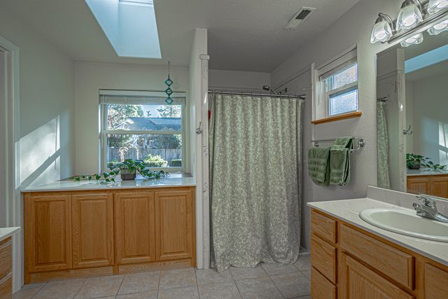 1025 Anglers Place, Shady Cove, OR 97539