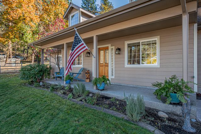 1025 Anglers Place, Shady Cove, OR 97539