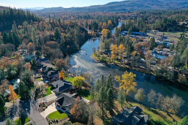 1025 Anglers Place, Shady Cove, OR 97539