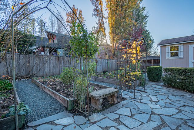 1025 Anglers Place, Shady Cove, OR 97539