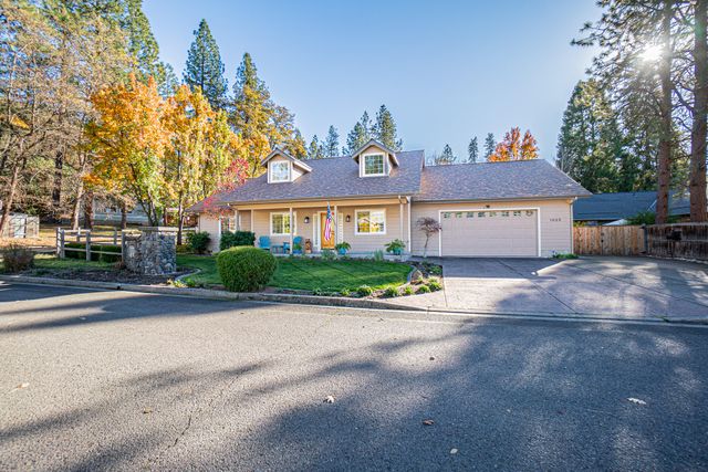 1025 Anglers Place, Shady Cove, OR 97539