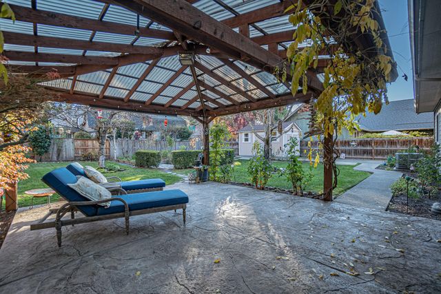 1025 Anglers Place, Shady Cove, OR 97539