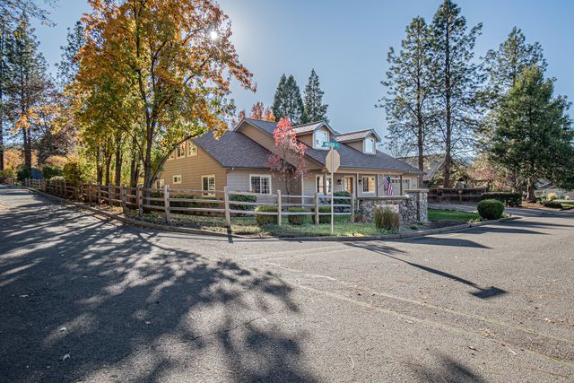 1025 Anglers Place, Shady Cove, OR 97539