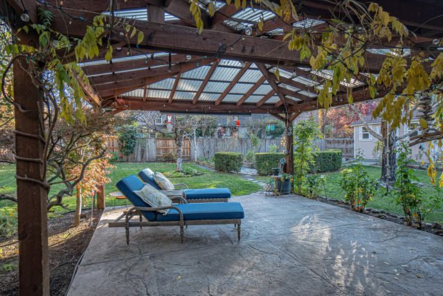 1025 Anglers Place, Shady Cove, OR 97539