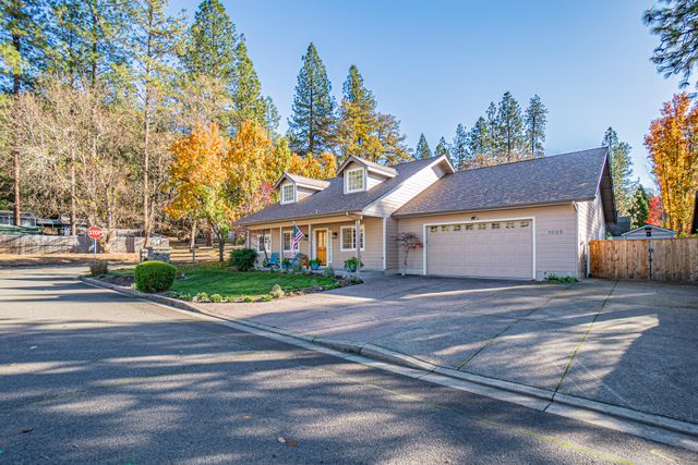 1025 Anglers Place, Shady Cove, OR 97539