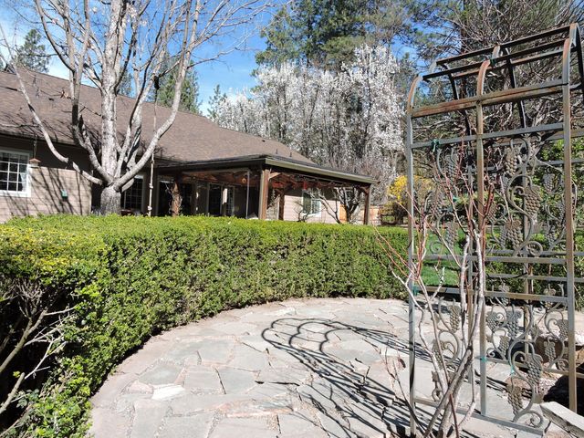 1025 Anglers Place, Shady Cove, OR 97539