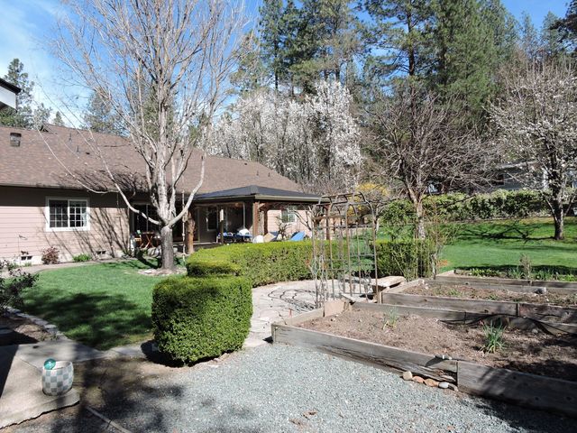 1025 Anglers Place, Shady Cove, OR 97539