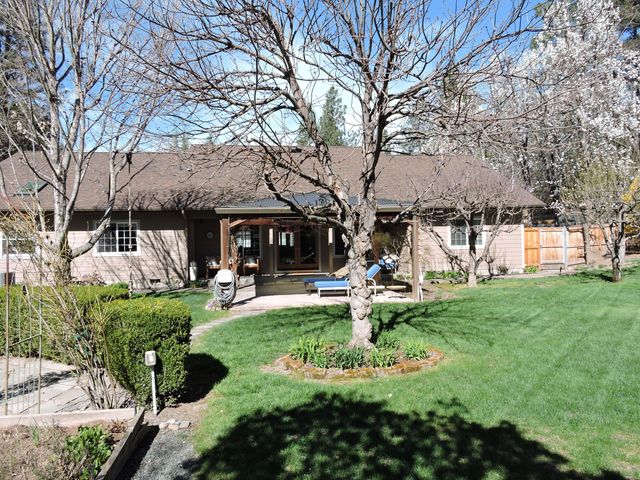 1025 Anglers Place, Shady Cove, OR 97539