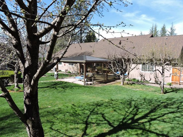 1025 Anglers Place, Shady Cove, OR 97539