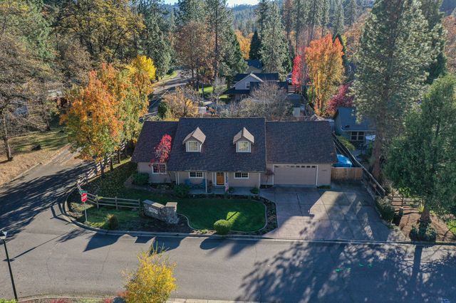 1025 Anglers Place, Shady Cove, OR 97539