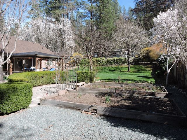 1025 Anglers Place, Shady Cove, OR 97539