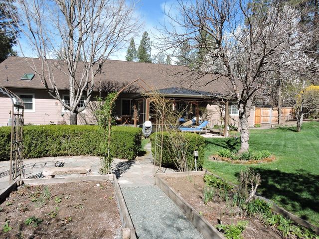 1025 Anglers Place, Shady Cove, OR 97539