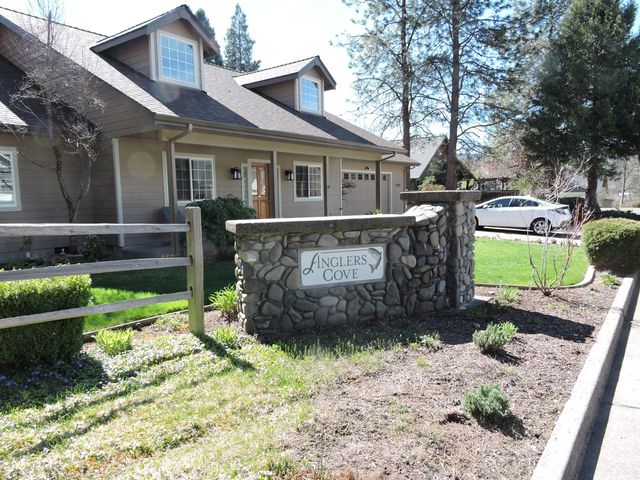 1025 Anglers Place, Shady Cove, OR 97539