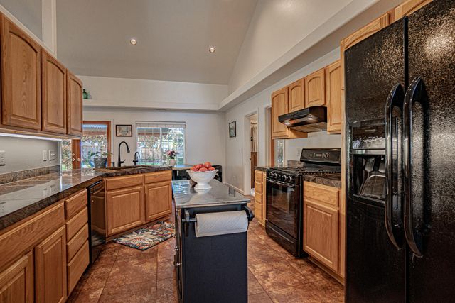 1025 Anglers Place, Shady Cove, OR 97539