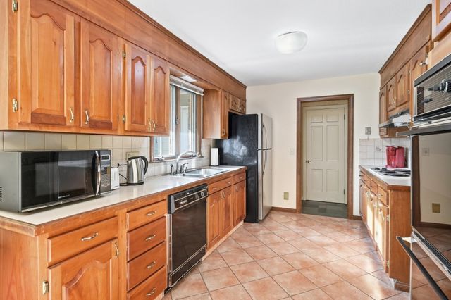 185 Redfern Dr, Longmeadow, MA 01106