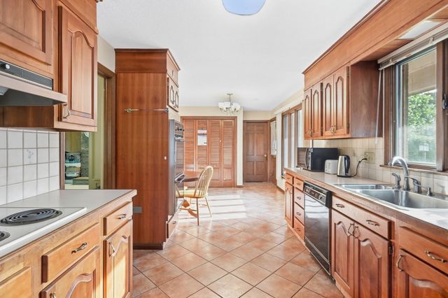 185 Redfern Dr, Longmeadow, MA 01106
