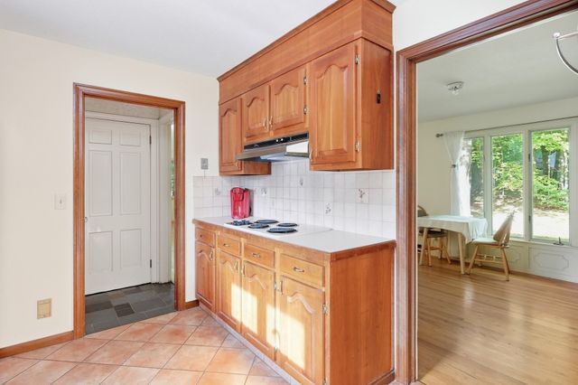 185 Redfern Dr, Longmeadow, MA 01106