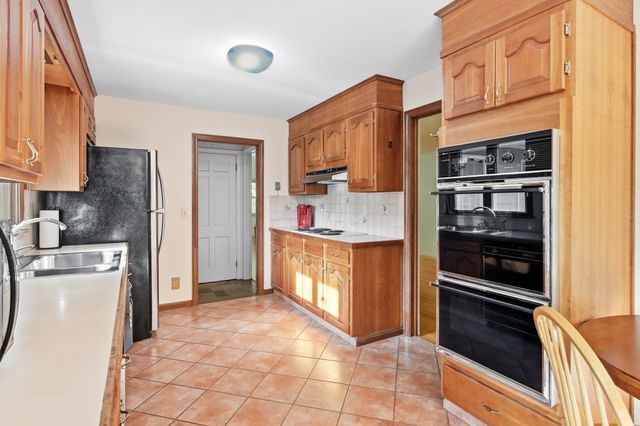 185 Redfern Dr, Longmeadow, MA 01106