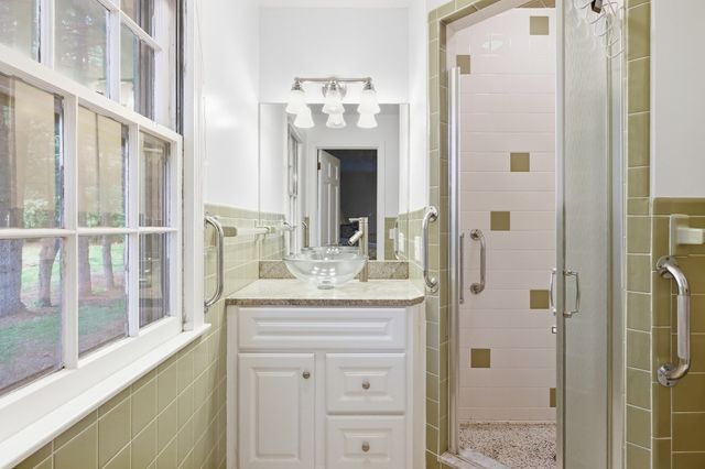 185 Redfern Dr, Longmeadow, MA 01106
