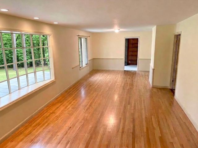 185 Redfern Dr, Longmeadow, MA 01106