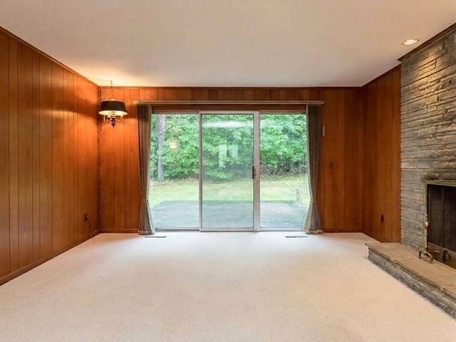 185 Redfern Dr, Longmeadow, MA 01106