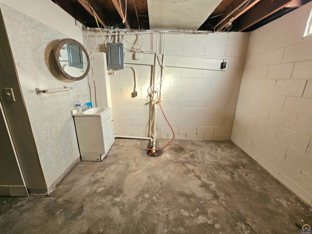 930 NE Kellam AVE, Topeka, KS 66616