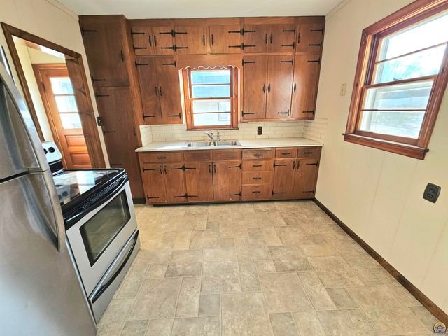 930 NE Kellam AVE, Topeka, KS 66616