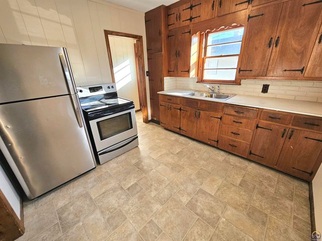 930 NE Kellam AVE, Topeka, KS 66616