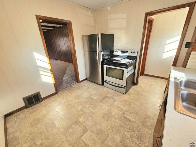 930 NE Kellam AVE, Topeka, KS 66616