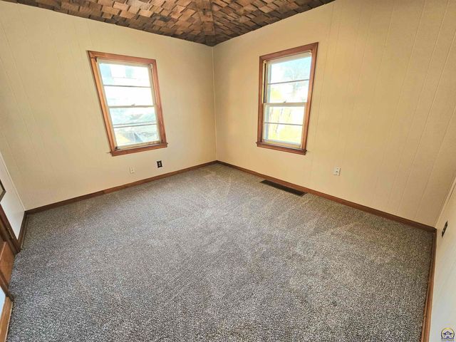 930 NE Kellam AVE, Topeka, KS 66616