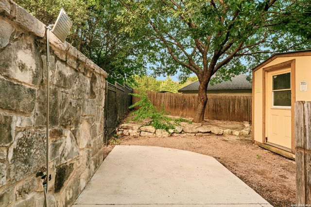 8255 Colonial Woods, Boerne, TX 78015