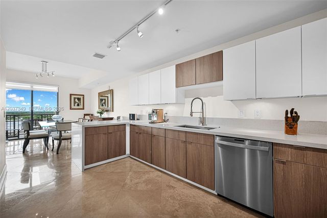 8390 SW 72nd Avenue 905, Miami, FL 33143