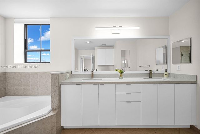 8390 SW 72nd Avenue 905, Miami, FL 33143