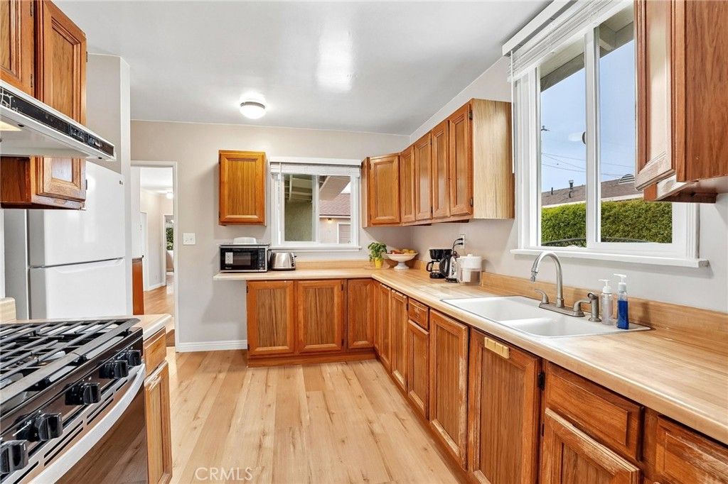 Image 9 of property listing at 3227 E Del Mar Boulevard, Pasadena, CA 91107