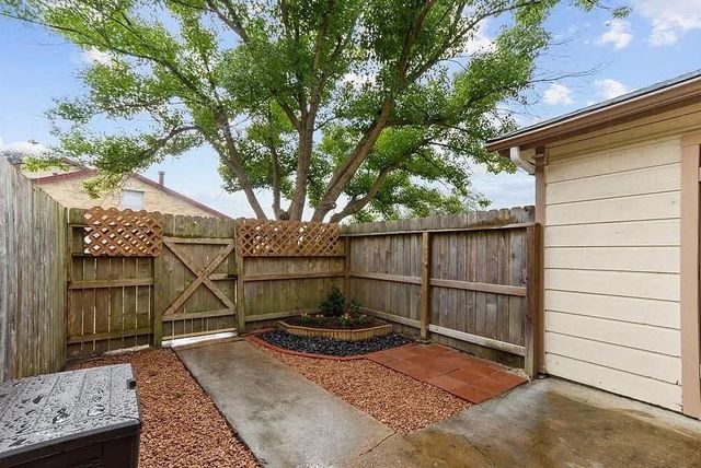 2053 Country Village Boulevard B, Humble, TX 77338