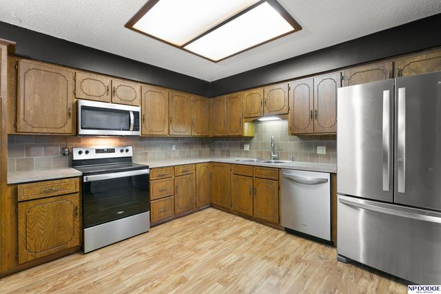 9406 Parker Street, Omaha, NE 68114