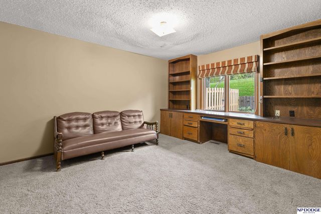 9406 Parker Street, Omaha, NE 68114