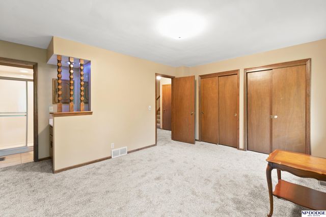 9406 Parker Street, Omaha, NE 68114