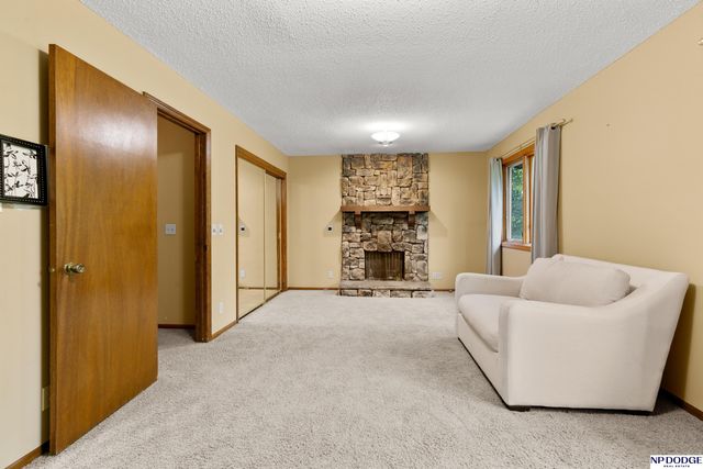 9406 Parker Street, Omaha, NE 68114