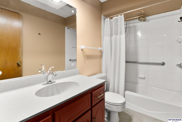 9406 Parker Street, Omaha, NE 68114