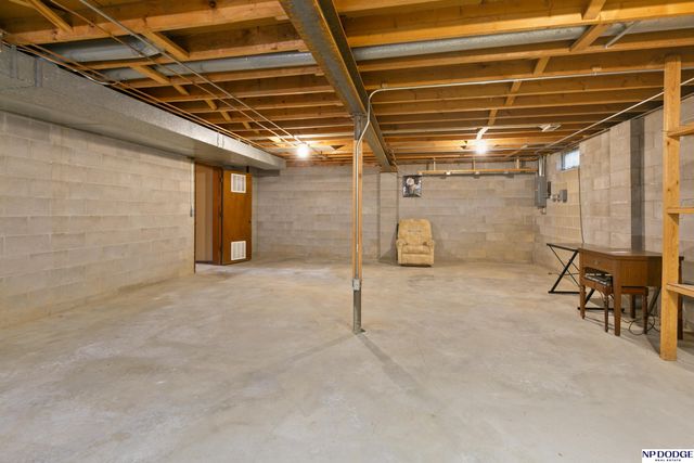 9406 Parker Street, Omaha, NE 68114