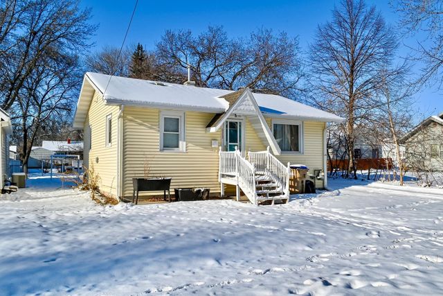 623 12th St NW, Minot, ND 58703