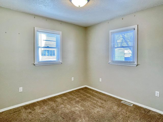 623 12th St NW, Minot, ND 58703