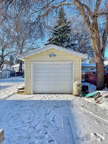 623 12th St NW, Minot, ND 58703