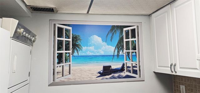 10086 NW 6th Street 101, Pembroke Pines, FL 33024