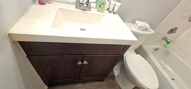 10086 NW 6th Street 101, Pembroke Pines, FL 33024